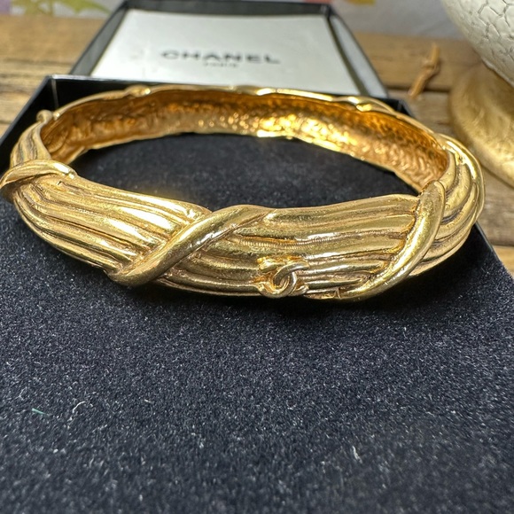 CHANEL vintage gold plated twisted CC bangle - Picture 6 of 16
